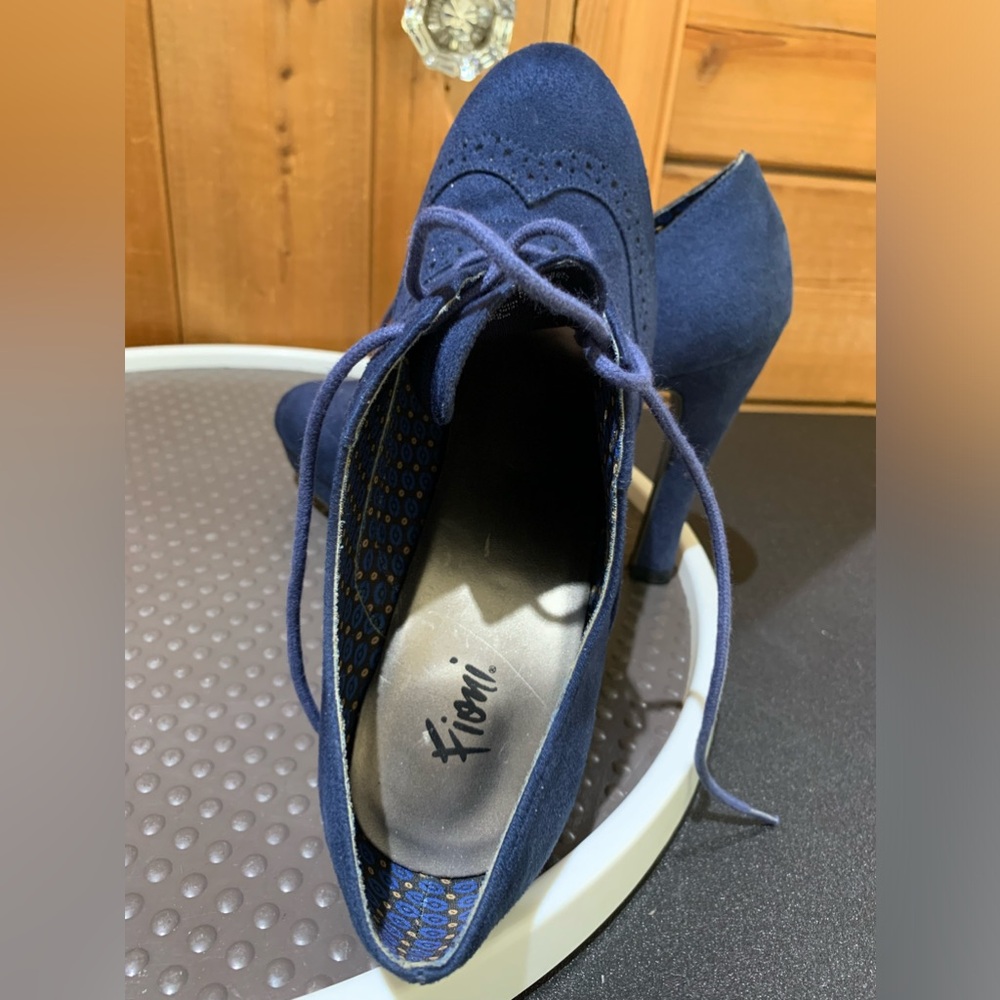 Fioni Manmade Blue Suede Heels size 8.5 Lace Ups Like New, tried on EUC - Picture 8 of 12